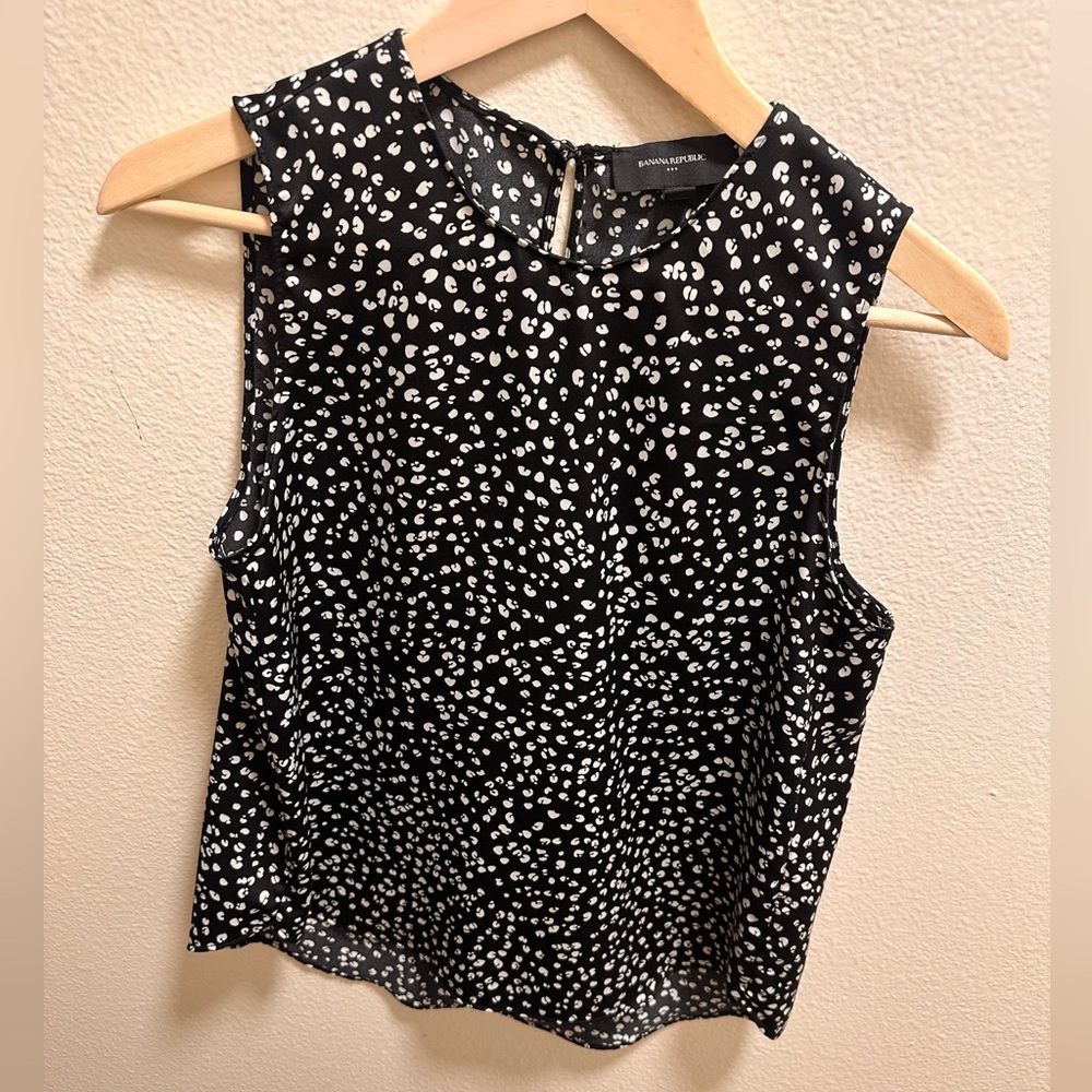 Banana Republic Black and White Patterned Sleeveless Career Blouse